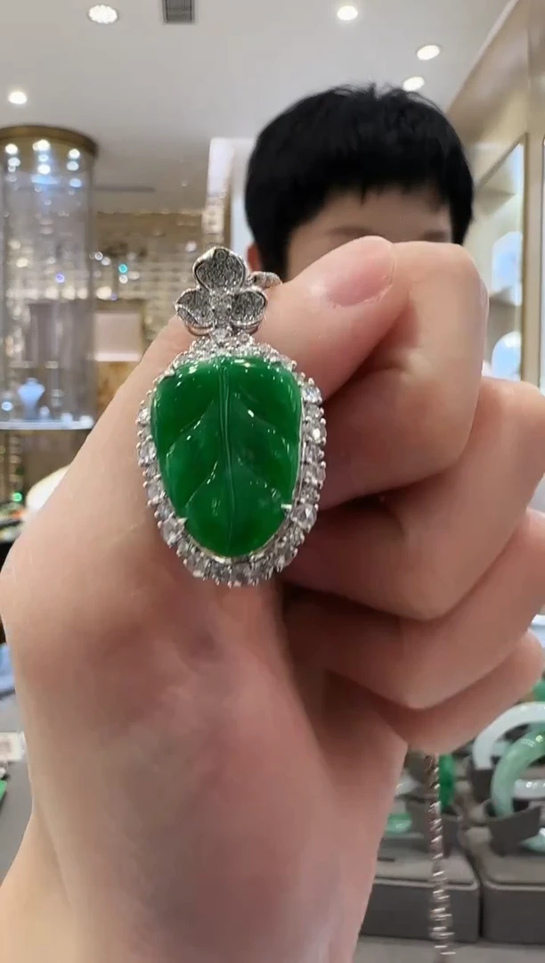 翡翠18K金镶嵌颈饰小*干93