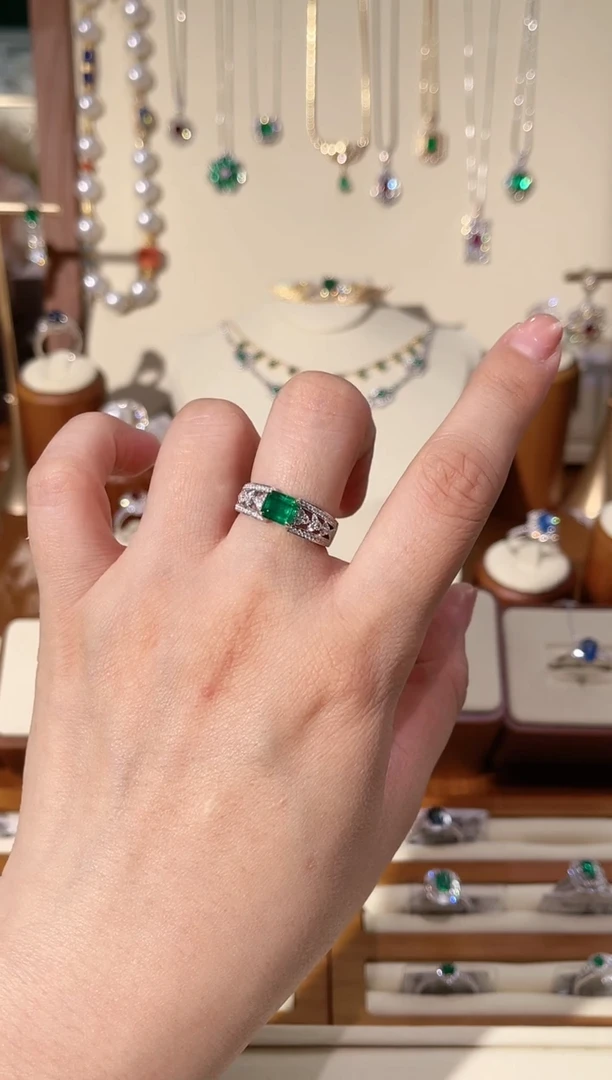 祖母绿戒指18K金镶嵌1.0ct祖母绿钻石戒指