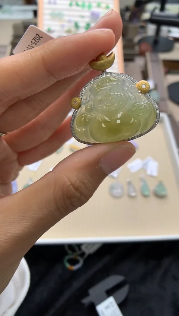 颈饰18K金镶嵌翡翠佛公