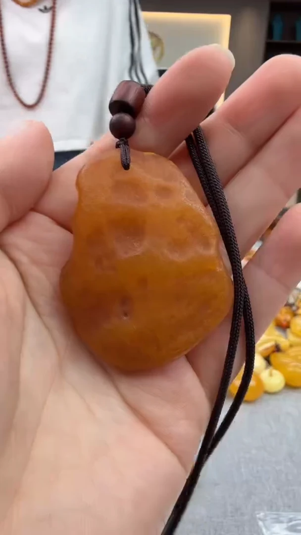 琥珀颈饰未镶嵌177秒拍号 假一罚三