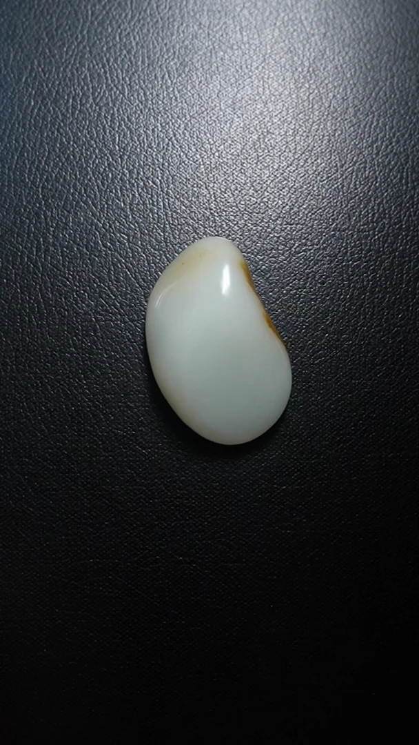 和田玉未镶嵌颈饰手把件