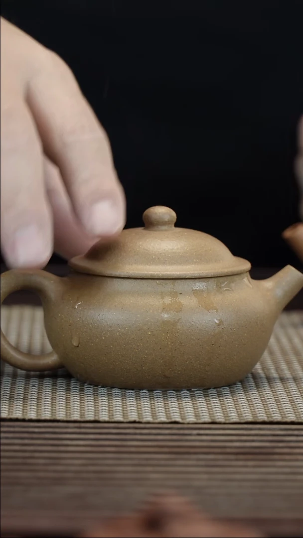 茶壶紫砂黄金段立帽半手工150CC