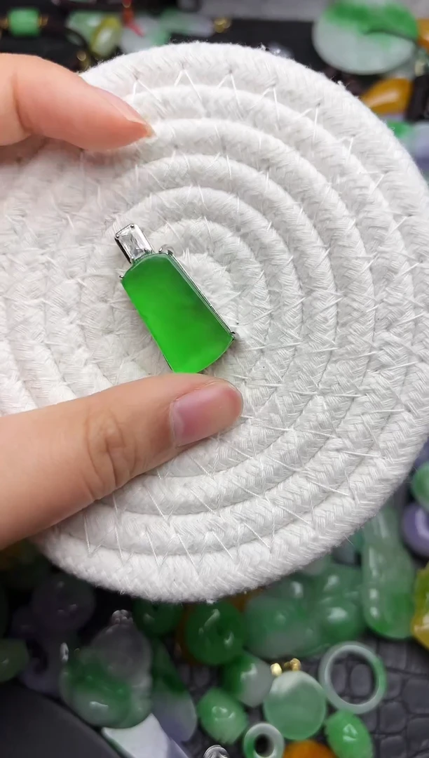 颈饰未镶嵌翡翠缅甸翡翠吊坠