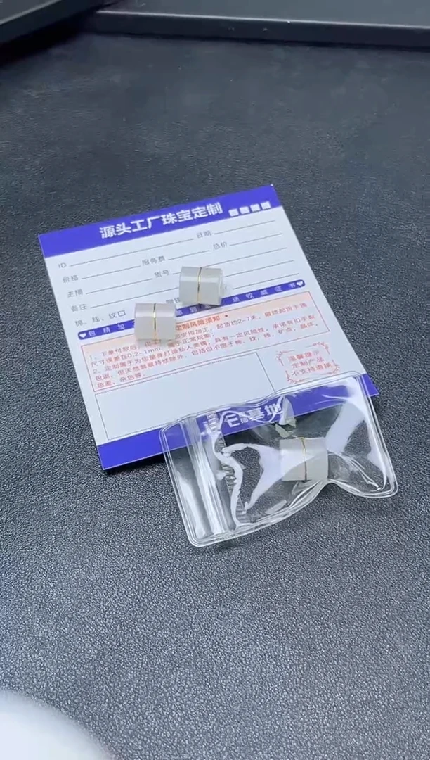 18K金镶嵌和田玉挂件路路通/多样性发一件