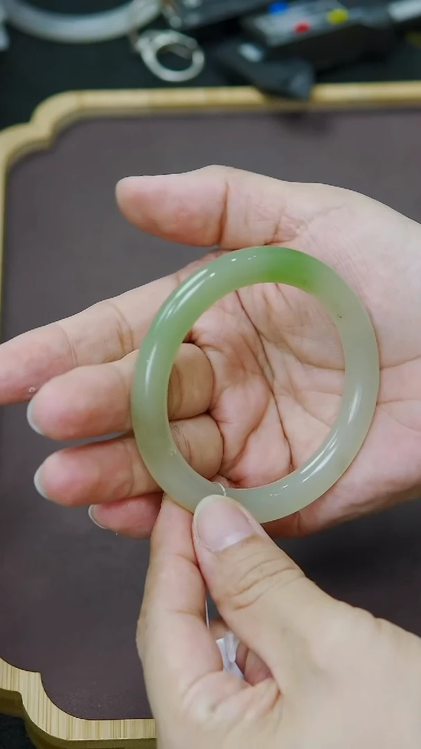 未镶嵌手镯和田玉54圈口 亮翠圆条翠手镯