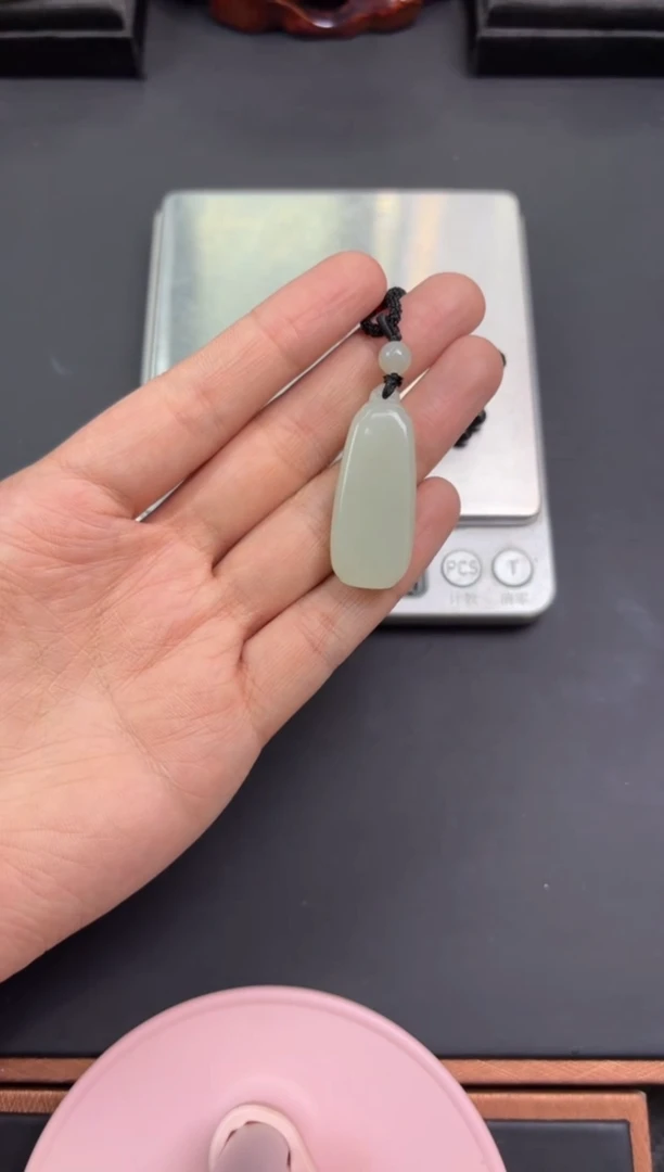 【闪购商品】和田玉吊坠(赠链)未镶嵌且末微色差迪克兰吊坠