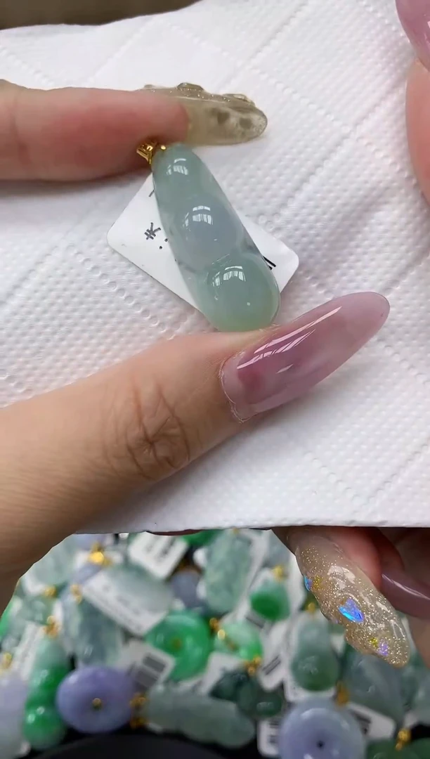 翡翠18K金镶嵌颈饰1111111111