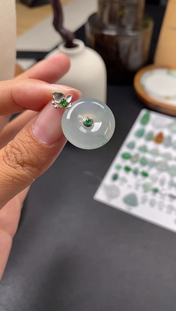 翡翠18K金镶嵌颈饰翡翠冰种平安扣