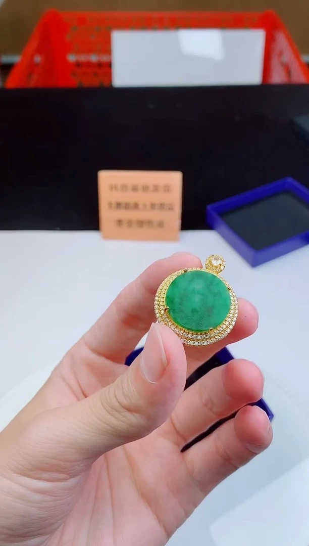 颈饰未镶嵌翡翠  ·