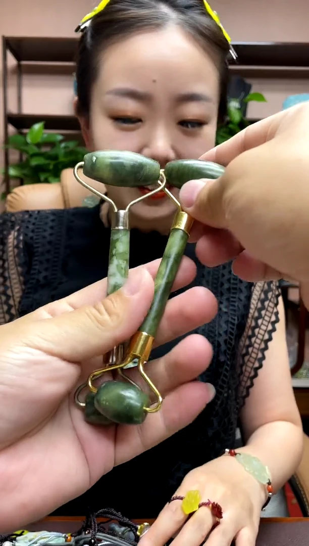 岫玉未镶嵌吊坠多样性发货发其中之一