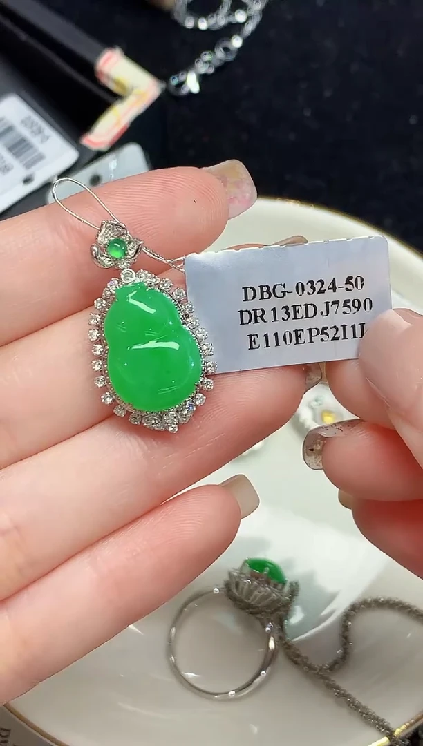 吊坠(不含链)18K金镶嵌翡翠多样性发其一