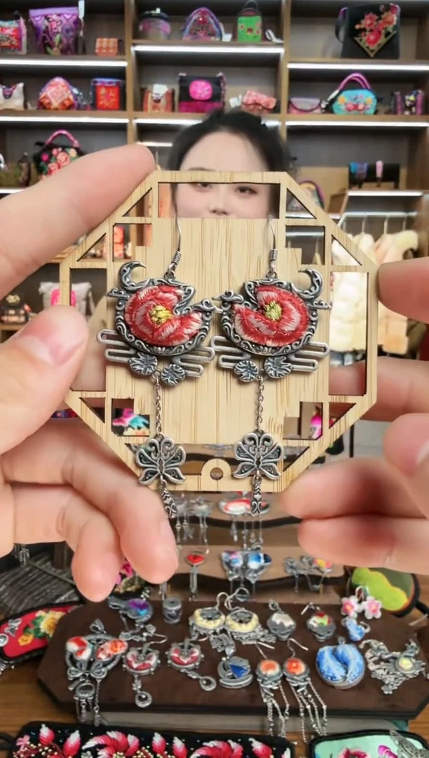 【闪购商品】织绣182蒙阿苏苗绣传承