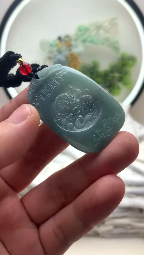 颈饰未镶嵌翡翠龙牌