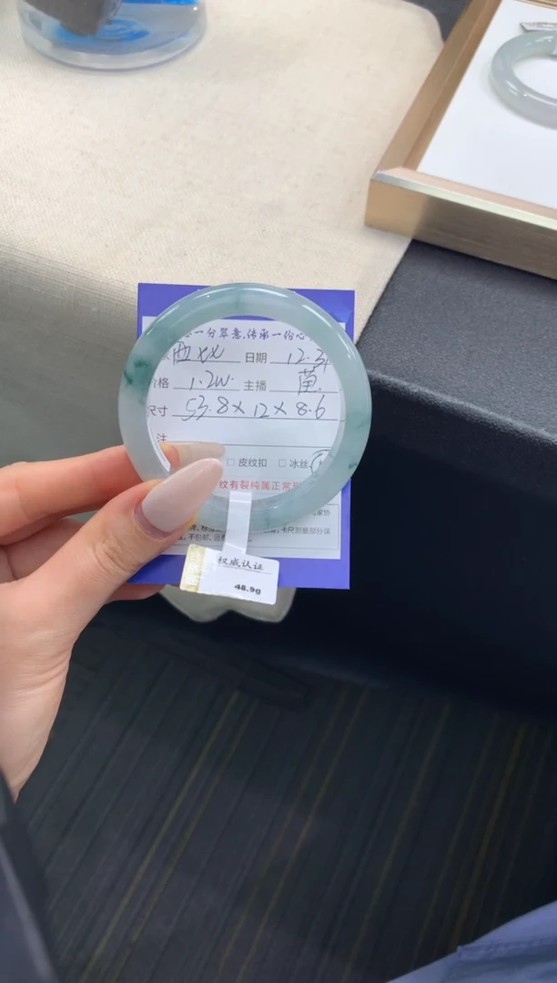 未镶嵌手镯翡翠?****七退货需手镯吊牌标签完好