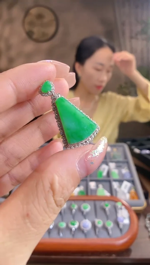 翡翠18K金镶嵌吊坠(不含链) 无事牌