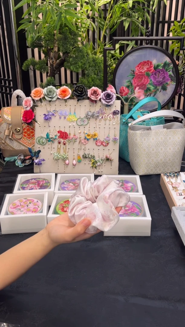 织绣土**嘻非遗苏绣手工饰品