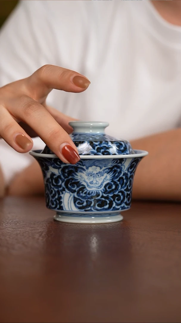 元青花正脸龙纹马蹄盖碗