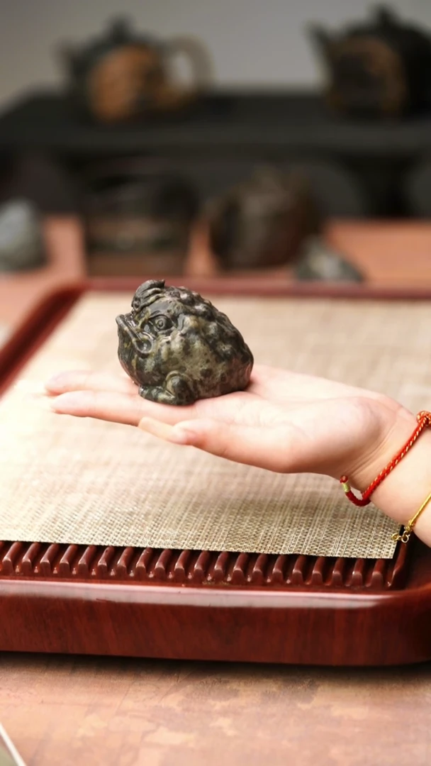 胡归玉堂冰碛岩重工雕刻豹纹金蟾茶宠