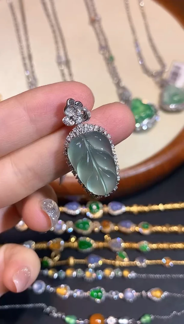 颈饰18K金镶嵌翡翠吊坠