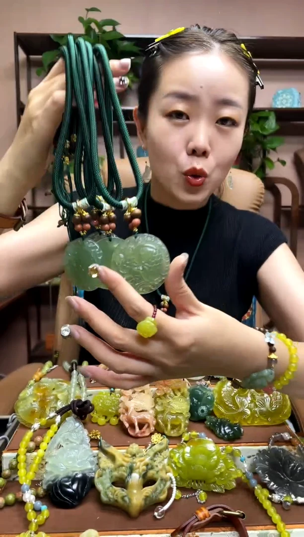 未镶嵌岫玉吊坠多样性发货发其中之一