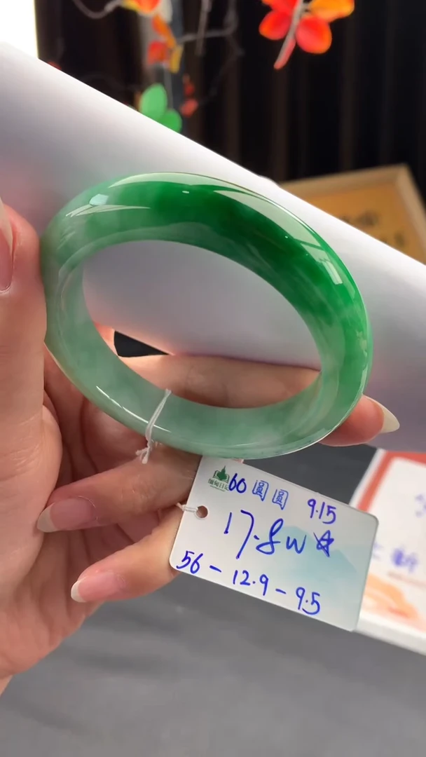 未镶嵌手镯翡翠自带#送人#，联系客服核对地址~