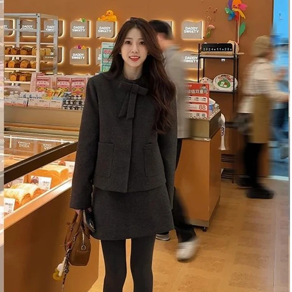 韩剧女主穿搭套装2025秋季新款休闲风小个子短款外套半身裙两件套