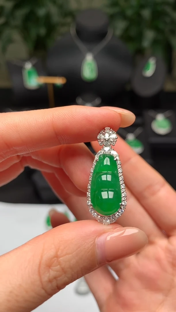 颈饰18K金镶嵌翡翠福豆