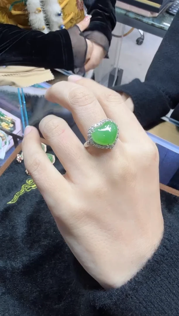 【闪购商品】和田玉戒指18K金镶嵌D45