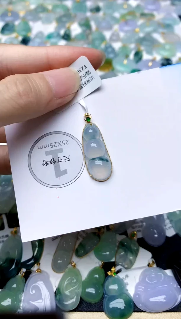颈饰18K金镶嵌翡翠天然A货翡翠
