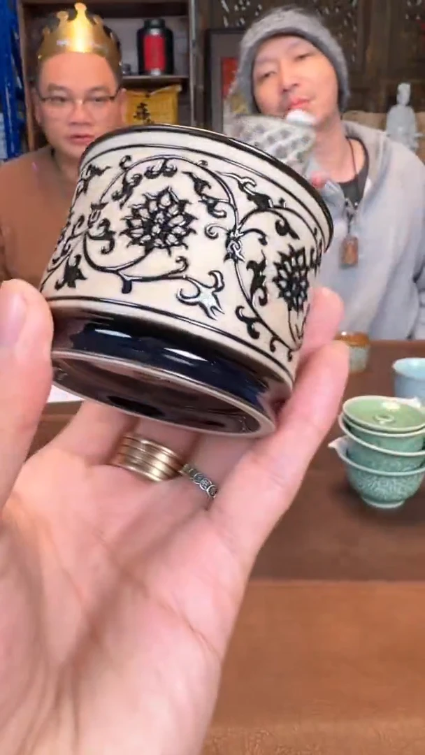 【闪购商品】瓷片@@乌金釉缠枝莲容天杯1697