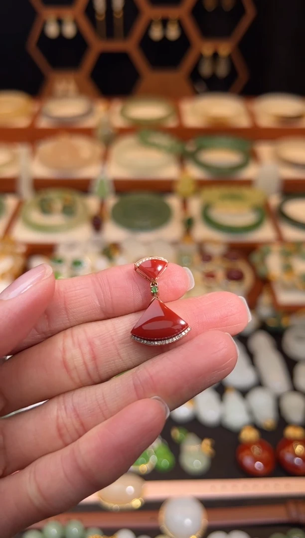 18K金镶嵌南红玛瑙挂件H****i精品原矿