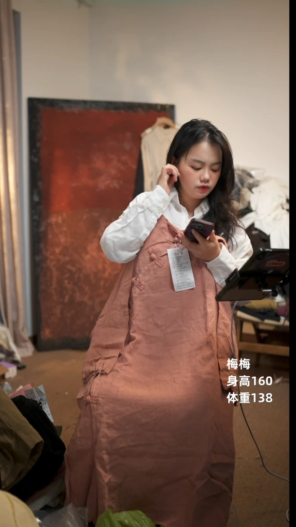 常规粉色亚麻盘扣长袖大袍子