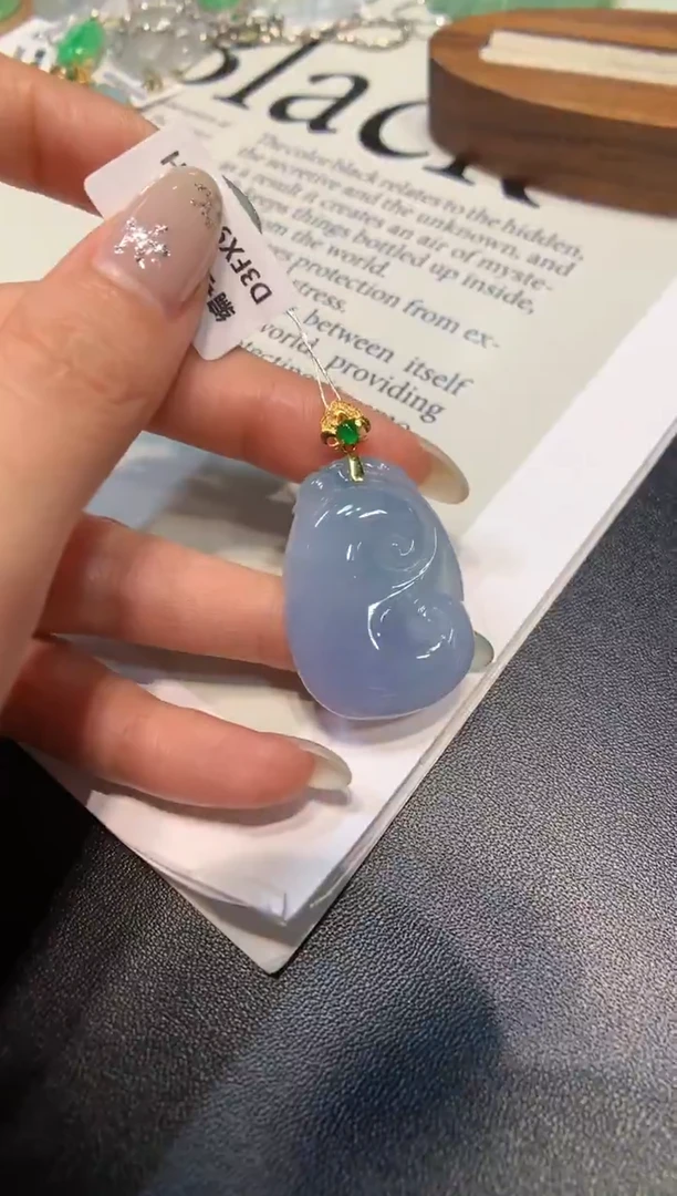 颈饰18K金镶嵌翡翠如意