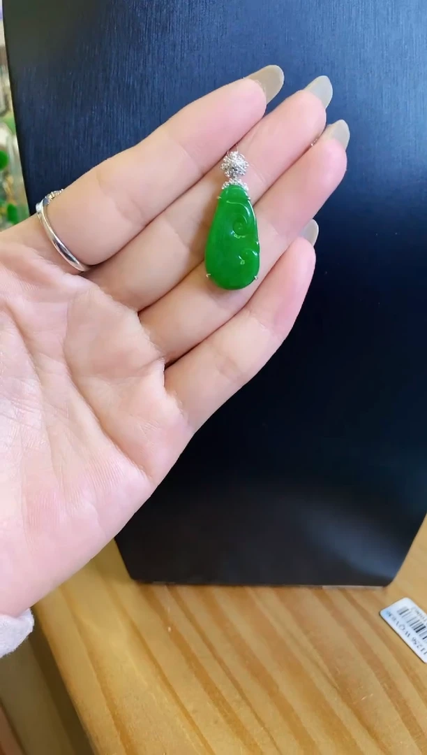 【闪购商品】定制翡翠18K金镶嵌吊坠