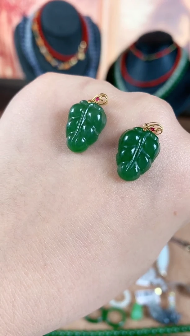 吊坠(不含链)18K金镶嵌和田玉多样性发一