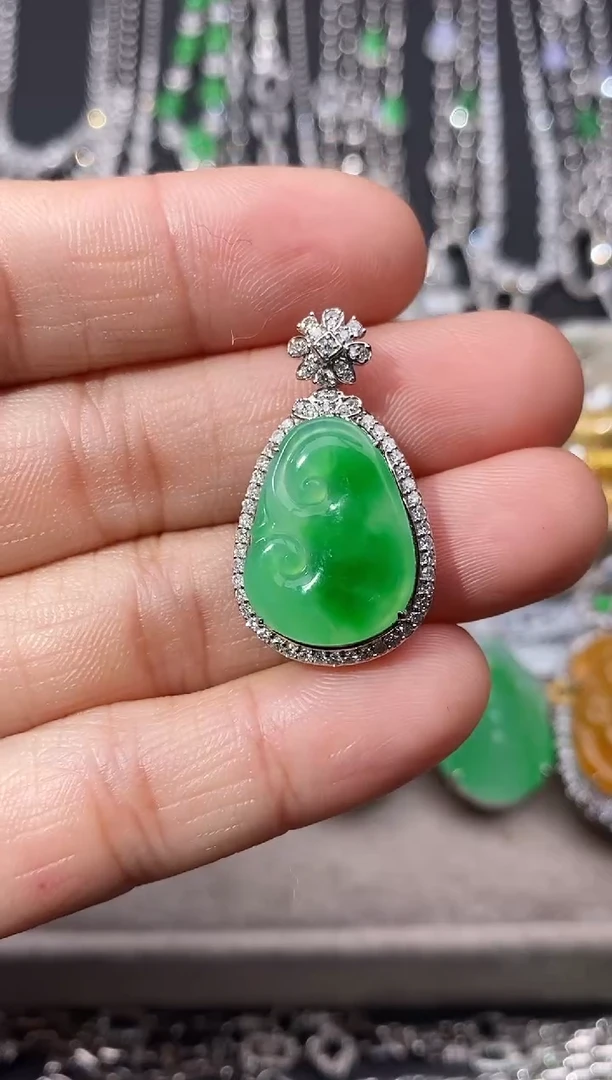 颈饰18K金镶嵌翡翠大早上