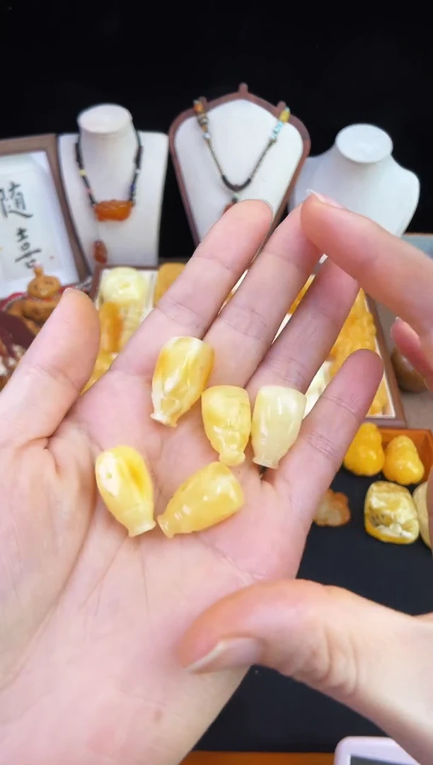 琥珀未镶嵌珠宝奇石多样性发其一