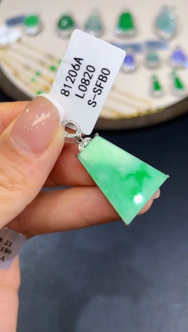 翡翠18K金镶嵌吊坠(不含链)L082多样性发其一