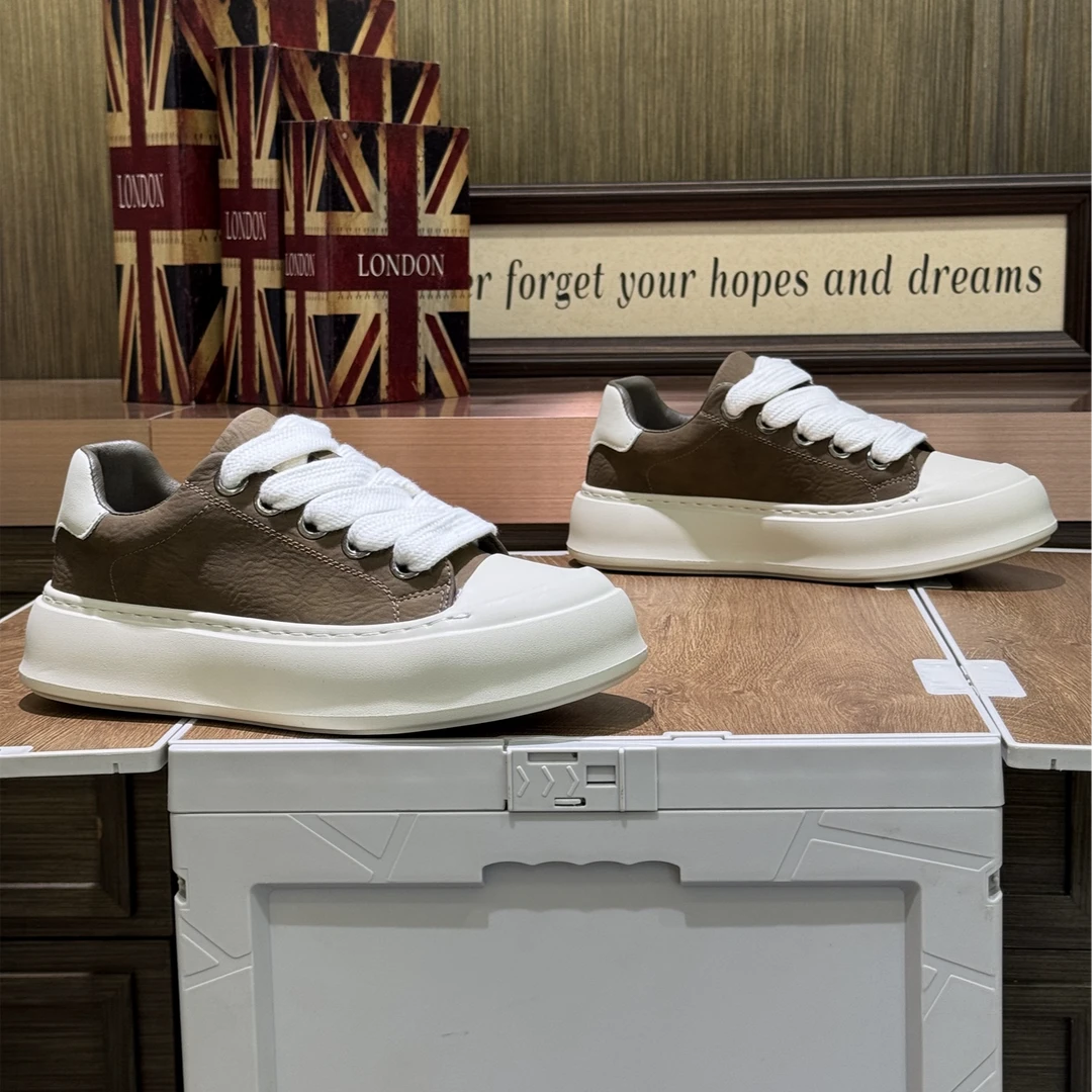 2025秋季新款时尚百搭潮流轻奢高端时尚耐磨休闲男鞋（偏大一码）