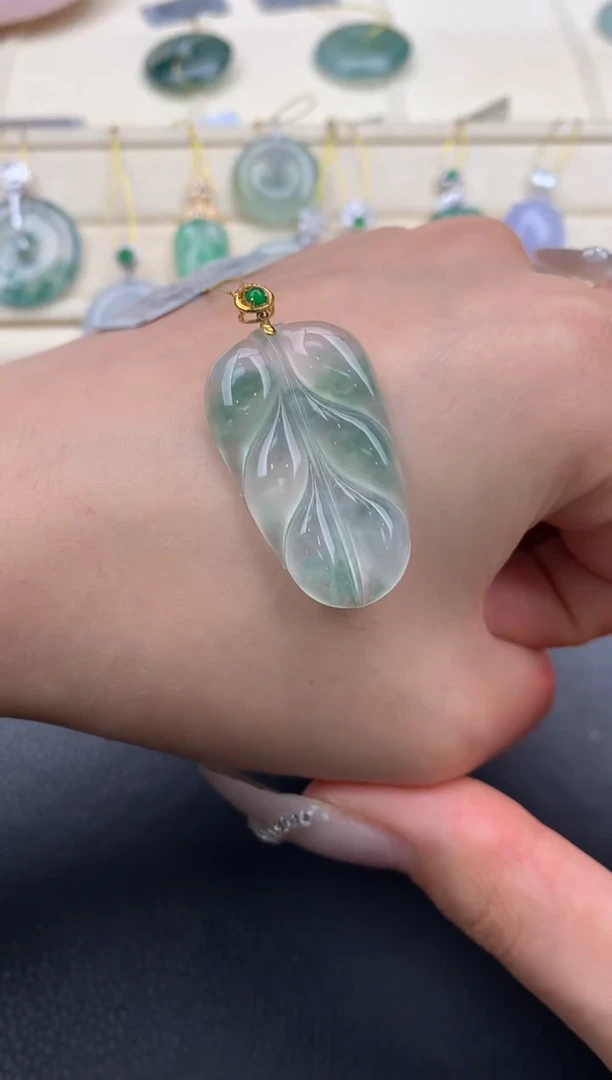 翡翠18K金镶嵌颈饰W472