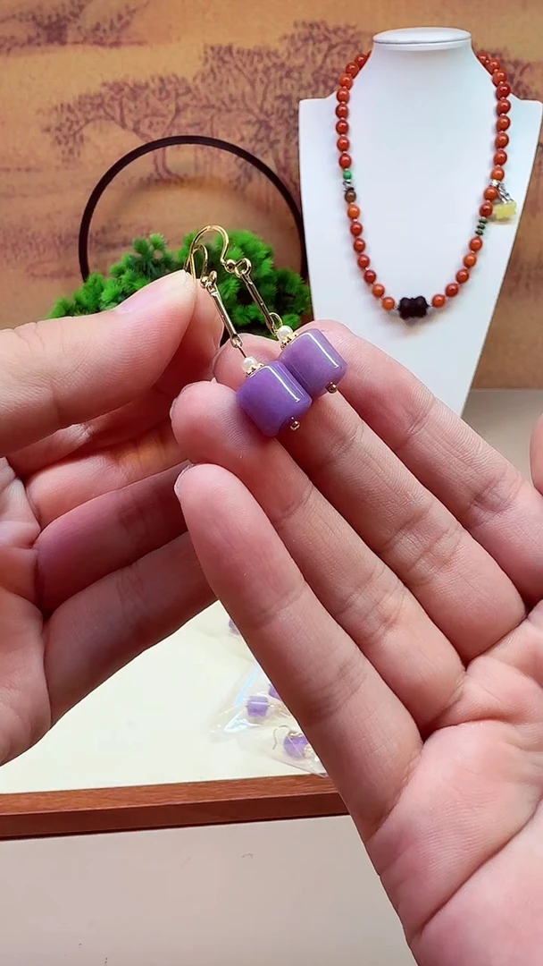 14K金镶嵌苏纪石（舒俱来）耳钉E196