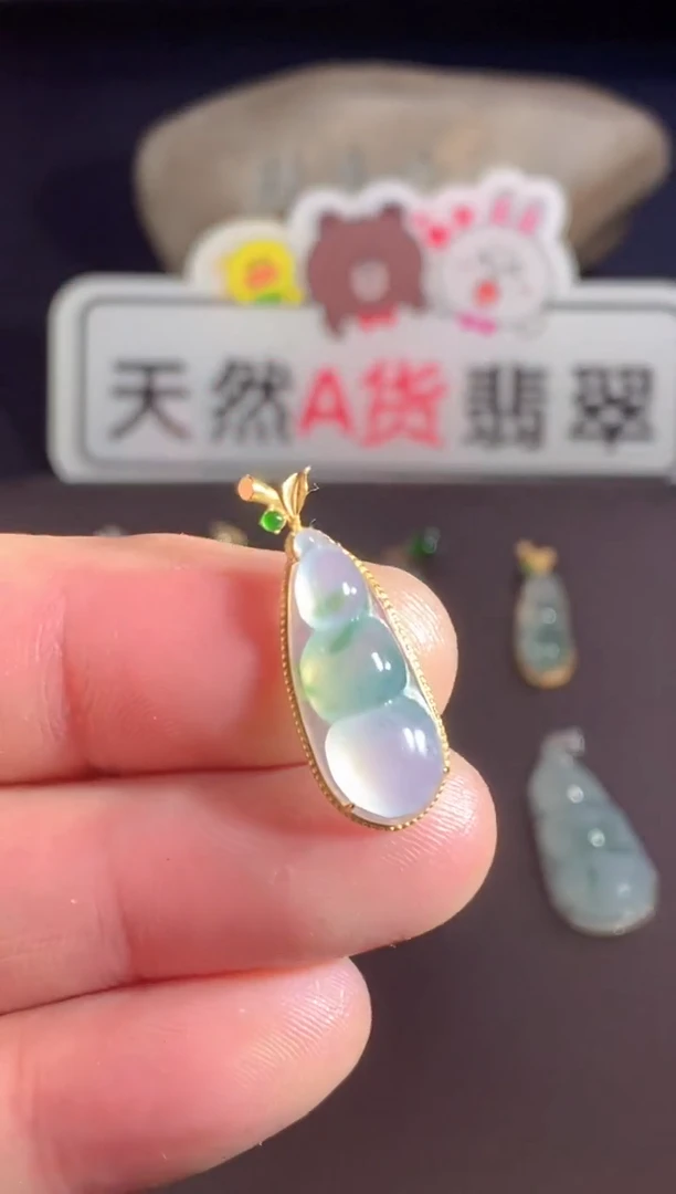 颈饰18K金镶嵌翡翠