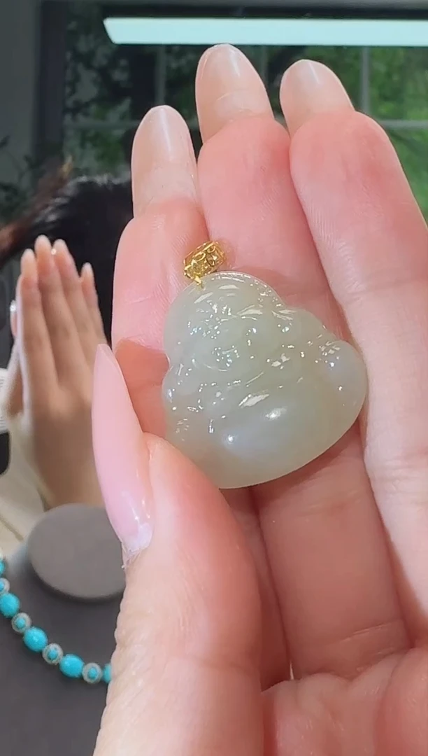 颈饰18K金镶嵌和田玉吊坠
