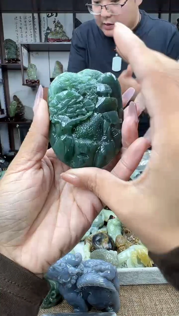 未镶嵌和田玉把件有包容