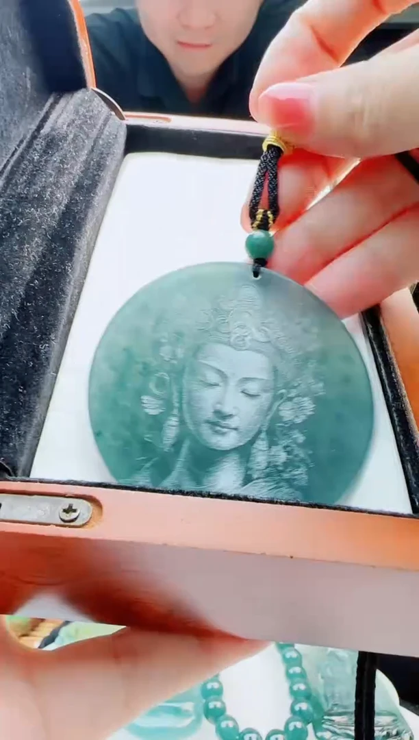 翡翠未镶嵌颈饰多样性发货其中一件