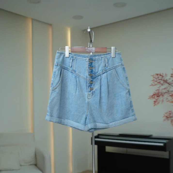 G656 时尚百搭多粒扣高腰翻边水洗牛仔短裤女 4C93