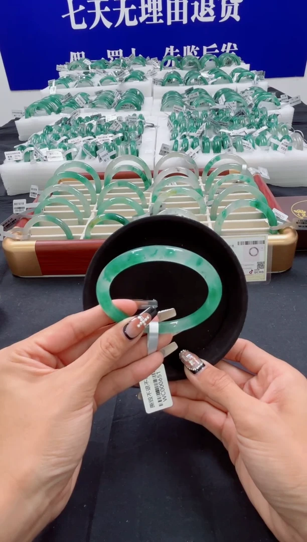 未镶嵌手镯石英质玉（非洲翠）圈口62