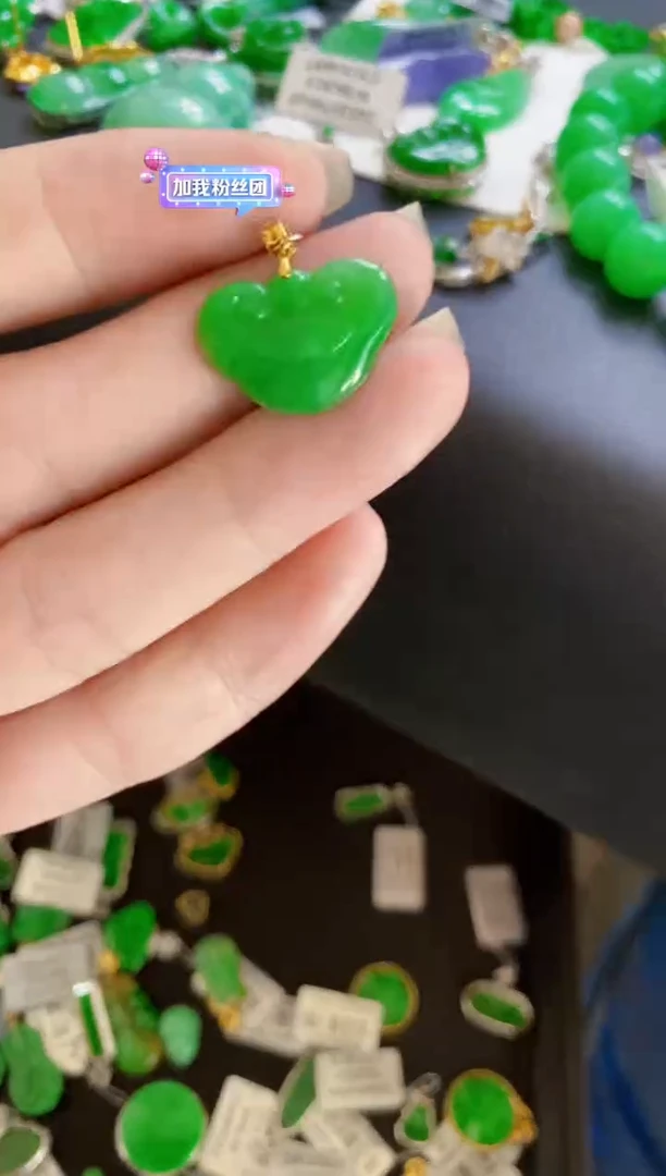 翡翠18K金镶嵌颈饰安*吊坠