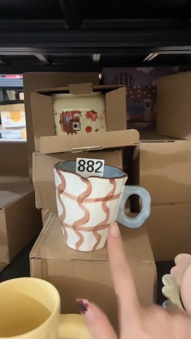 瓷882 杯子 格子 棕 蓝 瑕疵