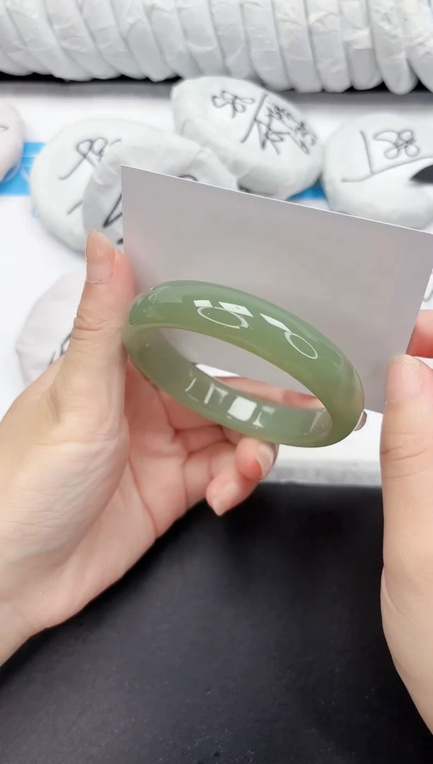 未镶嵌手镯石英质玉49-63.6BQ